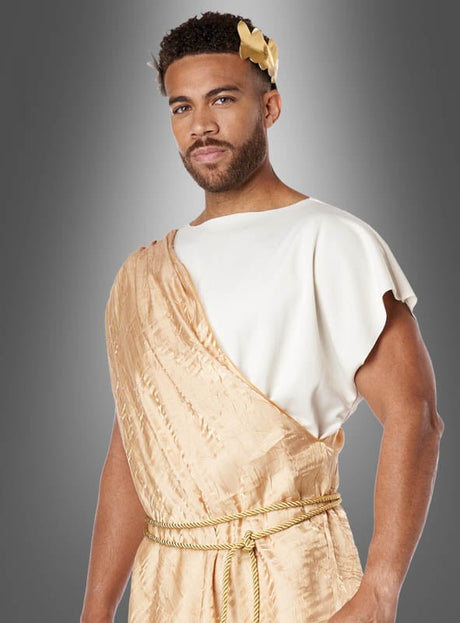 Ein Mann, gekleidet im „Toga-Party-Kostüm des griechischen Gottes Apollo“ – einer weiß-goldenen Toga mit einem passenden goldenen Lorbeerkranz –, steht vor einem grauen Hintergrund mit Farbverlauf. Damit ist dieses Kostüm die ideale Wahl für alle, die nach einer antiken Verkleidung suchen oder vorhaben, als der legendäre griechische Gott Apollo an einer Toga-Party teilzunehmen.