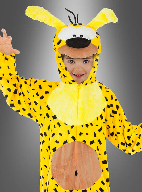 Ein Kind in einem Marsupilami-Kinderkostüm aus gelbem Stoff mit schwarzen Punkten, Schlappohren und einem Comic-Gesicht auf der Kapuze steht vor einem grauen Hintergrund – damit ist dieses Comic-Kostüm die ideale Wahl für jeden verspielten Anlass.