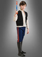 Ein Kind, das das Han-Solo-Star-Wars-Kinderkostüm trägt – bestehend aus einem weißen Hemd, einer schwarzen Weste, einer blauen Hose mit roten Streifen und schwarzen Stiefeln –, steht selbstbewusst mit einem Spielzeugblaster in der Hand vor einem schlichten grauen Hintergrund. Dieses Kostüm eignet sich ideal für jeden Kindergeburtstag oder jede Themenparty.