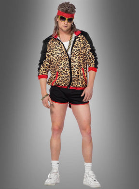 Eine Person, die eine Leopardenjacke im 80er-Jahre-Stil trägt, dazu kurze Hosen, ein rotes Stirnband, eine goldene Sonnenbrille, weiße Socken und weiße Sneaker, vor einem grauen Hintergrund stehend – ein ikonischer 80er-Jahre-Kostüm-Look.