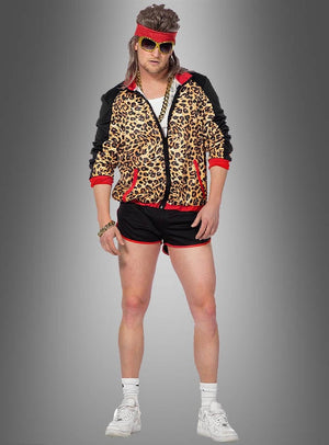 Eine Person, die eine Leopardenjacke im 80er-Jahre-Stil trägt, dazu kurze Hosen, ein rotes Stirnband, eine goldene Sonnenbrille, weiße Socken und weiße Sneaker, vor einem grauen Hintergrund stehend – ein ikonischer 80er-Jahre-Kostüm-Look.