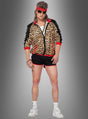 Eine Person, die eine Leopardenjacke im 80er-Jahre-Stil trägt, dazu kurze Hosen, ein rotes Stirnband, eine goldene Sonnenbrille, weiße Socken und weiße Sneaker, vor einem grauen Hintergrund stehend – ein ikonischer 80er-Jahre-Kostüm-Look.