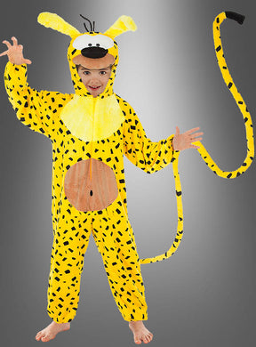 Ein Kind trägt das Marsupilami-Kinderkostüm – ein gelbes, geflecktes Kostüm mit einer Kapuze mit Ohren, einem langen Schwanz und einem runden Bauch – ein originales Lizenzkostüm; es steht barfuß da und posiert mit erhobenen Händen.