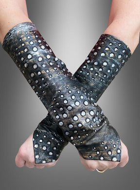 Zwei am Handgelenk miteinander verbundene Armmanschetten aus schwarzem Leder im Gladiatorinnen- und Römerinnen-Stil, verziert mit Reihen runder Silbernieten – perfekt für ein auffälliges Römerkostüm oder als markantes Gladiatorenzubehör.