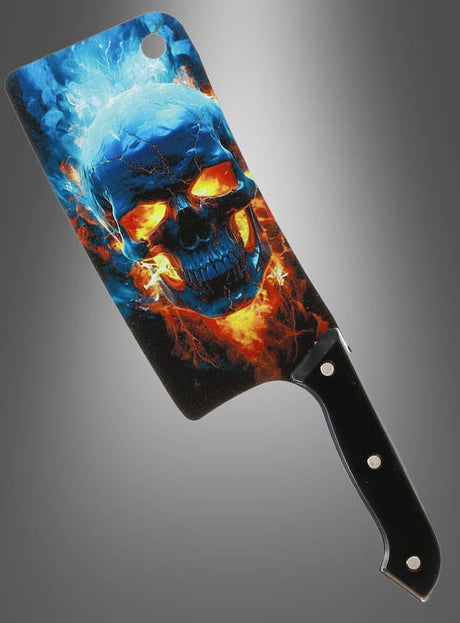 Wir präsentieren das Halloween-Beil „Scream“ oder „Totenkopf“: ein Fleischbeil mit schwarzem Griff und einem auffälligen Design aus blauen und orangefarbenen flammenden Totenköpfen auf der Klinge, das sich vor einem grauen Hintergrund mit Farbverlauf abhebt. Dieses ausdrucksstarke Horror-Accessoire eignet sich perfekt als Kostümzubehör oder als i-Tüpfelchen für Ihre nächste Horror-Veranstaltung und verleiht jedem Kostüm einen auffälligen Touch.