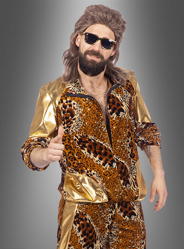 Ein Mann mit Vokuhila, Bart und Sonnenbrille zeigt den Daumen nach oben, während er den Retro-Leoparden-Trainingsanzug in auffälligem Gold und Leopardenmuster trägt und vor einem grauen Hintergrund steht – ein ideales Outfit für jede Karnevalskostümparty.
