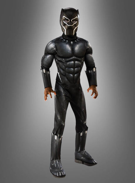 Ein Kind, das das „Black Panther“-Kinderkostüm von Marvel trägt, steht mit dem Gesicht nach vorne vor einem schlichten, grau verlaufenden Hintergrund und verkörpert den Geist eines authentischen Superhelden-Kostüms.