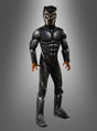 Ein Kind, das das „Black Panther“-Kinderkostüm von Marvel trägt, steht mit dem Gesicht nach vorne vor einem schlichten, grau verlaufenden Hintergrund und verkörpert den Geist eines authentischen Superhelden-Kostüms.