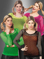 Vier Frauen, die das Langarm-Netzshirt mit grober Maschenweite im 80er-Jahre-Stil in Neongrün, Gelb, Pink und Schwarz mit orangefarbenen Details trugen, posierten vor einem grauen Hintergrund mit Farbverlauf – ideal für einen kultigen 80er-Jahre-Kostüm-Look.