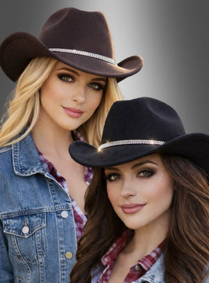 Zwei Frauen, die „Cowboy Hut mit Strass Deluxe“-Hüte tragen, kombiniert mit karierten Hemden und Jeansjacken, posieren vor einem neutralen Hintergrund mit Farbverlauf.