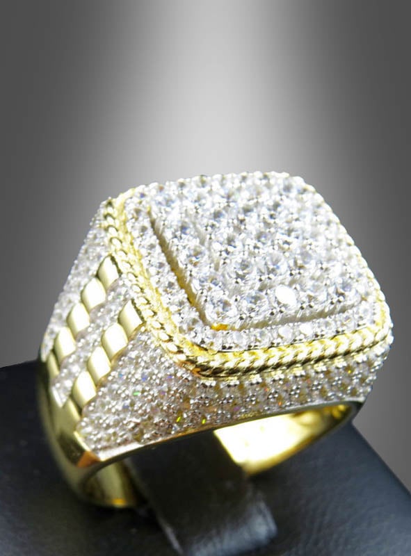 Goldring mit Strass für Herren: Dieser elegante Ring besticht durch eine quadratische Oberfläche, die mit zahlreichen kleinen Strasssteinen verziert ist. Feine Rope-Details und funkelnde Akzente entlang des Bandes verleihen dem Goldring eine luxuriöse und maskuline Ausstrahlung.