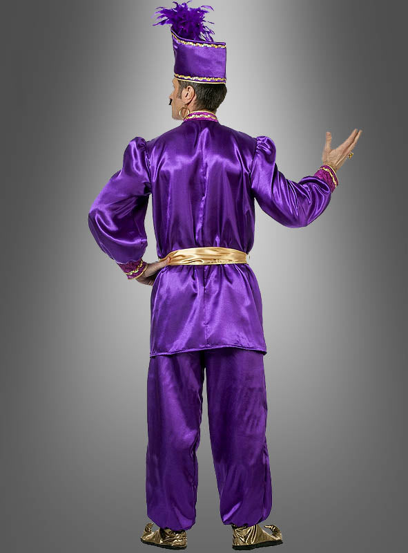 Eine Person in einem glänzenden, violetten „Orientalischer Sultan“-Kostüm mit passendem Hut, goldenen Schuhen und einer goldenen Schärpe, die mit dem Rücken zur Kamera vor einem grauen Hintergrund mit Farbverlauf steht – perfekt für „1001 Nacht“ oder als auffälliges Karnevalskostüm.