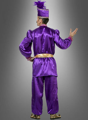 Eine Person in einem glänzenden, violetten „Orientalischer Sultan“-Kostüm mit passendem Hut, goldenen Schuhen und einer goldenen Schärpe, die mit dem Rücken zur Kamera vor einem grauen Hintergrund mit Farbverlauf steht – perfekt für „1001 Nacht“ oder als auffälliges Karnevalskostüm.
