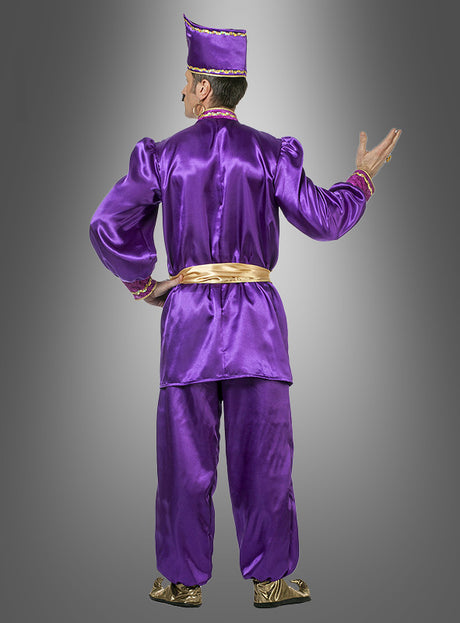 Eine Person steht mit dem Rücken zur Kamera und trägt ein glänzendes, violettes „Orientalischer Sultan“-Kostüm mit goldenen Akzenten und einem passenden Hut; sie posiert vor einem grauen Hintergrund mit Farbverlauf.