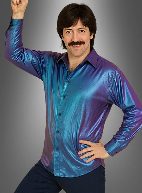 Ein Mann mit Schnurrbart posiert mit erhobenem Arm und trägt das „70er Disco-Hemd“ in Blau-Lila mit Schimmer-Look vor einem grau verlaufenden Hintergrund.