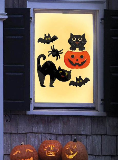 Ein Fenster, geschmückt mit dem Halloween-Fenster-Deko-Set aus Gel (20 x 19 cm), bestehend aus wiederverwendbaren Gel-Aufklebern mit Fledermäusen, schwarzen Katzen, einer Spinne, einer Jack-o'-Lantern und drei geschnitzten Kürbissen auf der Fensterbank. Die Szene erwacht jede Saison dank der wiederverwendbaren Fensteraufkleber zum Leben, die sich leicht anbringen lassen und Jahr für Jahr wiederverwendet werden können.