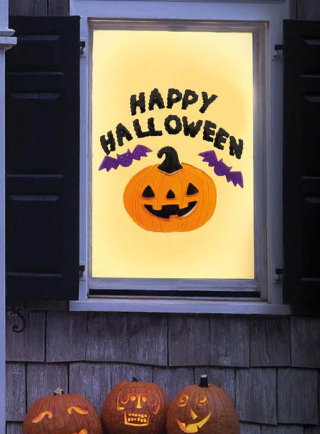 In einem Schaufenster ist das Halloween-Fenster-Deko-Set aus Gel (20 x 19 cm) zu sehen, das aus einem fröhlichen „Happy Halloween“-Schild mit einer lächelnden Kürbislaterne und violetten Fledermäusen besteht. Die bunten Gel-Fensteraufkleber sorgen für eine festliche Note, während drei geschnitzte Kürbisse unterhalb des Fensters diese bezaubernde Halloween-Dekoration abrunden.
