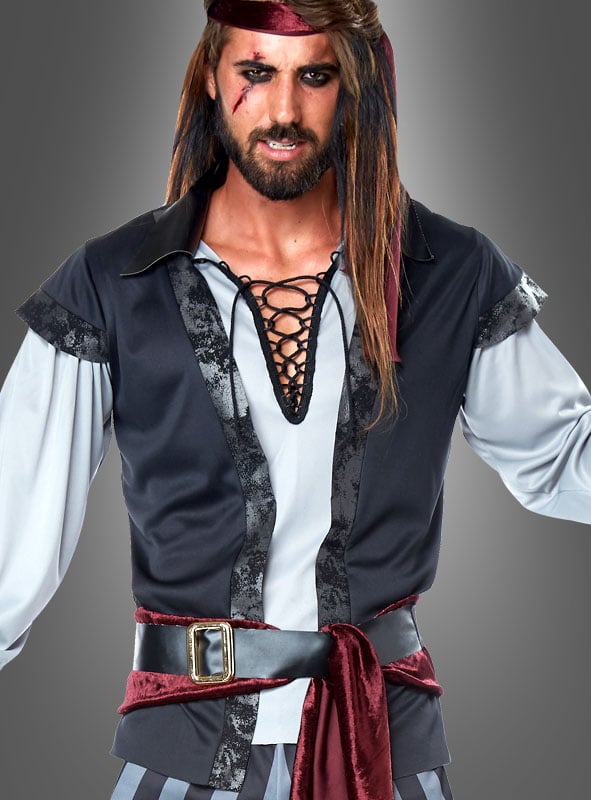 Ein Mann, der das Piratenkostüm „Scallywag“ trägt – bestehend aus einem Hemd mit Schnürung, einer Schärpe und einem Stirnband –, mit dunklem Augen-Make-up und einer künstlichen Narbe, steht vor einem schlichten Hintergrund.