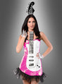 Eine Frau in einem rosa Rocker-Gitarren-Kostüm im Stil der 80er Jahre, das wie eine Gitarre gestaltet ist und mit einem passenden schwarz-weißen Gitarren-Kopfschmuck sowie silbernen Handschuhen kombiniert wird, vor einem grauen Hintergrund mit Farbverlauf – dieses auffällige Outfit ist perfekt für alle, die ein unvergessliches E-Gitarren-Kostüm suchen, das von klassischen Trends der 80er Jahre inspiriert ist.