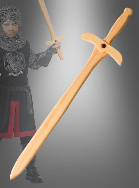 Ein Kind in mittelalterlicher Tracht hält ein großes Holzschwert für Kinder (50 cm) in der Hand, wobei eine Nahaufnahme des Schwertes im Vordergrund deutlich zu sehen ist.