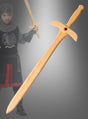 Ein Kind in mittelalterlicher Tracht hält ein großes Holzschwert für Kinder (50 cm) in der Hand, wobei eine Nahaufnahme des Schwertes im Vordergrund deutlich zu sehen ist.