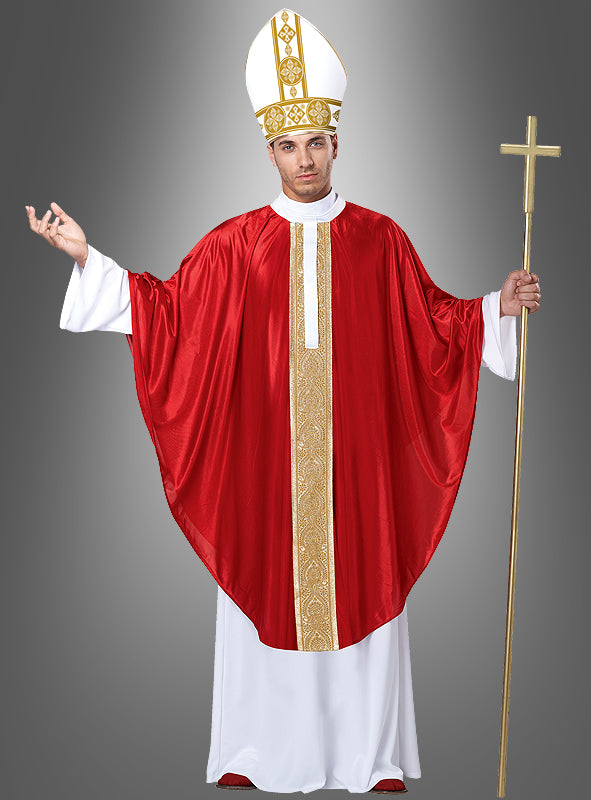 Ein Mann im „Heiliger Vater“-Papstkostüm, bestehend aus einer roten Robe, einem weißen Untergewand, einem goldbesetzten Hut und einem hohen goldenen Kreuzstab – ideal als Nikolauskostüm oder Papstkostüm für Herren –, steht vor einem grauen Hintergrund.