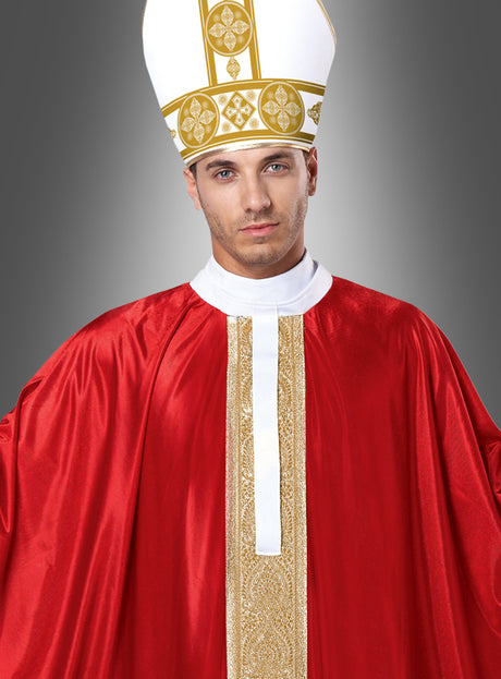 Ein Mann, der das „Heiliger Vater Papst“-Kostüm trägt – eine weiß-goldene Bischofsmütze und eine rote Robe mit goldenen Verzierungen –, steht vor einem grauen Hintergrund mit Farbverlauf, was dieses Kostüm ideal für den Karneval oder als elegantes Nikolauskostüm macht.
