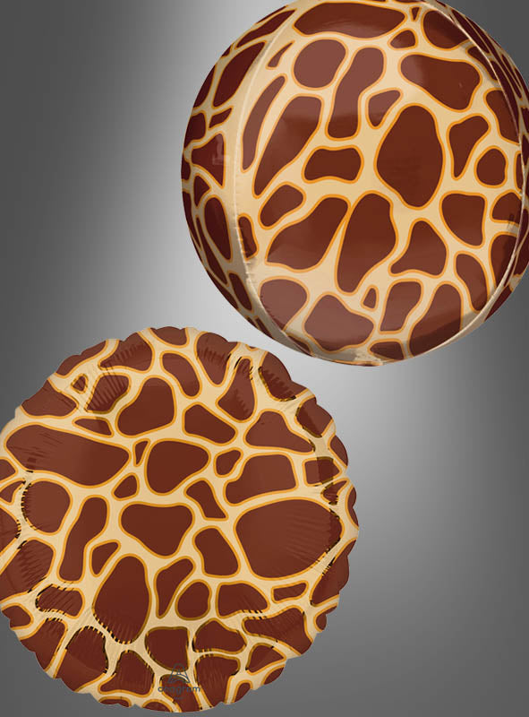 Zwei „Giraffe Folienballon Orbz“ – entweder als Kugel oder Scheibe – mit rundem Design und einem braun-beigen Giraffenmuster werden vor einem grauen Hintergrund mit Farbverlauf als ideale Dekoration für eine Dschungel-Mottoparty präsentiert.