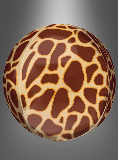 Ein Giraffen-Folienballon „Orbz“ – als Kugel oder Scheibe – mit einem braun-gelben Fleckenmuster, das an eine Giraffe erinnert, ideal für eine Dschungel-Mottoparty, abgebildet vor einem grauen Hintergrund mit Farbverlauf.