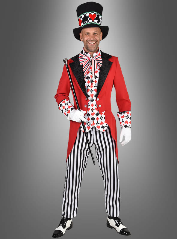 Ein Mann im „Deluxe Kartenkönig“-Anzug, bestehend aus einem auffälligen roten Mantel, schwarz-weiß gestreiften Hosen, einem verzierten Zylinder, einer Fliege, weißen Handschuhen und einem schwarzen Spazierstock – dieses beeindruckende Kostüm eignet sich perfekt für einen grandiosen Auftritt beim Karneval oder auf Mottopartys. Er steht selbstbewusst vor einem grauen Hintergrund.