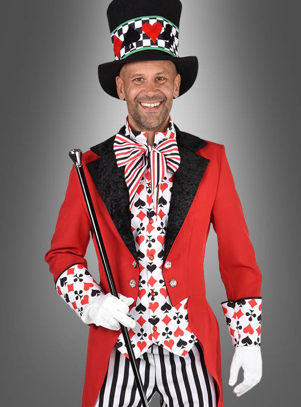 Ein Mann im „Deluxe Kartenkönig“-Anzug, der sich durch ein Spielkartenmotiv auszeichnet, bestehend aus einem roten Jackett, einer bedruckten Weste, einer gestreiften Hose, einer großen Fliege, einem Zylinder und weißen Handschuhen, hält einen Spazierstock in der Hand und steht vor einem grauen Hintergrund. Dieses auffällige Kostüm ist perfekt, um auf jeder Mottoparty einen unvergesslichen Eindruck zu hinterlassen.