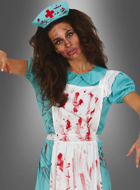 Im „Zombie OP Schwester“-Kostüm, mit zerzausten Haaren, einer blutverschmierten Krankenschwester-Schürze und realistischem Wund-Make-up, ist dieser Look vor grauem Hintergrund das ideale, gruselige Halloween-Kostüm.