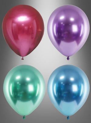 Vier glänzende Luftballons in Rot, Lila, Grün und Blau sind in einem Raster vor einem dezenten Hintergrund mit Farbverlauf angeordnet. Diese „Glossy Balloons Chrome Partydeko“ sorgen für einen stilvollen Chrom-Look – perfekt, um jede Partydekoration oder Feier aufzuwerten.