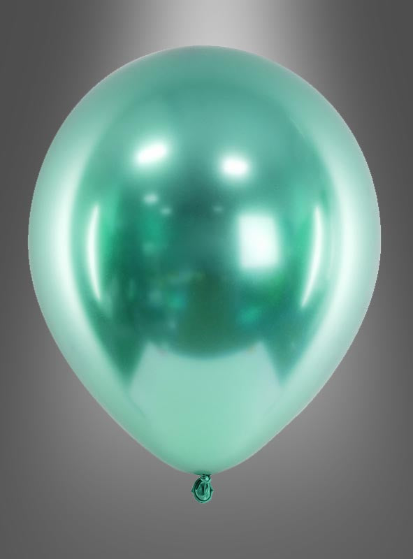 Ein einzelner „Glossy Balloons“-Chrom-Partydeko in leuchtendem Grün schwebt vor einem grauen Hintergrund mit Farbverlauf und verleiht der Szene einen Hauch von Eleganz.