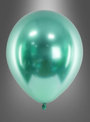 Ein einzelner „Glossy Balloons“-Chrom-Partydeko in leuchtendem Grün schwebt vor einem grauen Hintergrund mit Farbverlauf und verleiht der Szene einen Hauch von Eleganz.