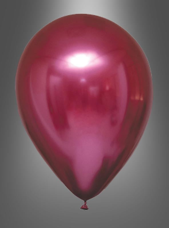 Ein einzelner Ballon aus der „Glossy Balloons“-Kollektion „Chrome Partydeko“ in glänzendem Rot mit Metallic-Optik schwebt vor einem grauen Hintergrund mit Farbverlauf und verleiht mit seiner glänzenden Chromoberfläche der Partydekoration das gewisse Etwas.