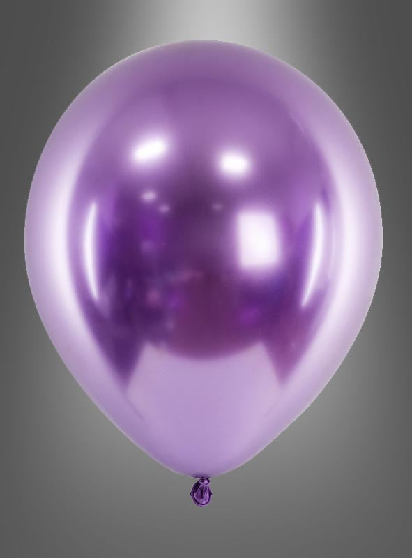 Ein einzelner, vollständig aufgeblasener „Glossy Balloons“-Chrom-Partydeko-Ballon in glänzendem Lila ist am unteren Ende zusammengebunden und vor einem einfarbigen grauen Hintergrund mit Farbverlauf platziert.