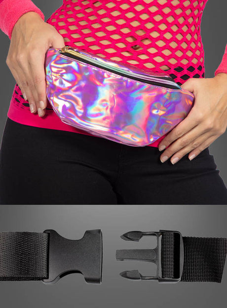 Eine Person, die ein rosa Netzoberteil und eine schwarze Hose trägt und die „Schillernde Bauchtasche im Bling-Style“ in der Hand hält. Darunter eine Nahaufnahme der schwarzen Kunststoffschnalle und des Riemens.