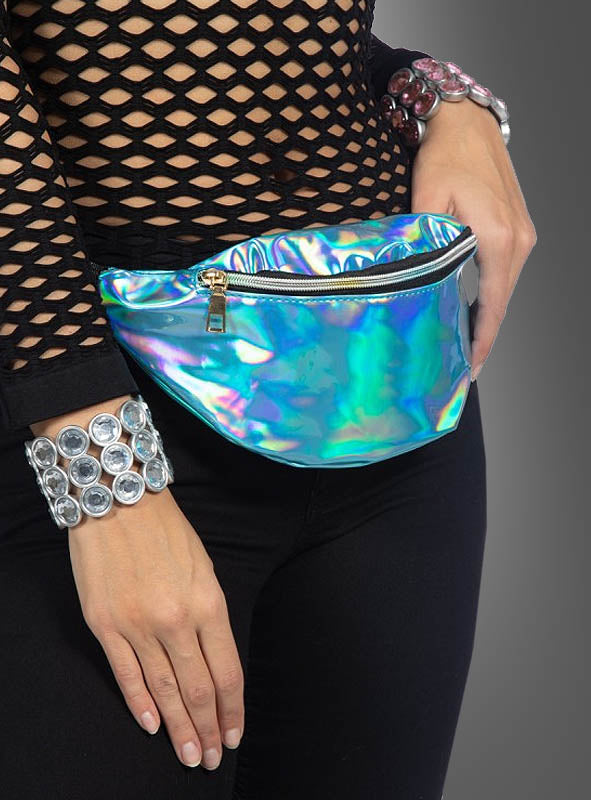Eine Person, die die „Schillernde Bauchtasche im Bling-Style“, eine schwarze Hose, ein schwarzes Netzoberteil und silberne Statement-Armbänder mit großen runden Steinen trägt.