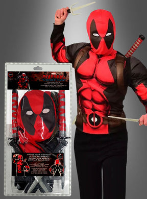 Eine Person, die das Deadpool-Kostüm-Set mit Waffen trägt – bestehend aus einem rot-schwarzen Kostüm mit Maske und Sais –, ist neben der verpackten Version des Sets und den Marvel-lizenzierten Waffen-Accessoires zu sehen.