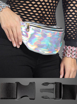 Eine Person trägt die „Schillernde Bauchtasche im Bling-Style“, kombiniert mit einem schwarzen Netz-Top, einer schwarzen Hose und durchsichtigen Perlenarmbändern. Die Nahaufnahme unten zeigt den schwarzen Riemen und die Kunststoffschnalle der Bauchtasche.