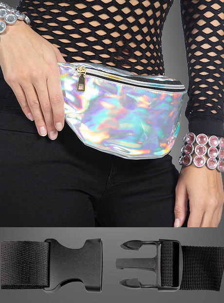Eine Person trägt die „Schillernde Bauchtasche im Bling-Style“, kombiniert mit einem schwarzen Netz-Top, einer schwarzen Hose und durchsichtigen Perlenarmbändern. Die Nahaufnahme unten zeigt den schwarzen Riemen und die Kunststoffschnalle der Bauchtasche.