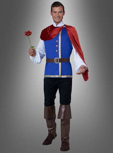 Ein Mann, der das „Klassischer Märchenprinz Herrenkostüm“ trägt – bestehend aus einer blauen Weste, einem roten Umhang und braunen Stiefeln –, steht lächelnd mit einer roten Rose vor einem grauen Hintergrund mit Farbverlauf und ist damit die ideale Wahl für jede Märchen-Mottoparty oder als bezauberndes Karnevalskostüm im Stil eines Märchenprinzen.
