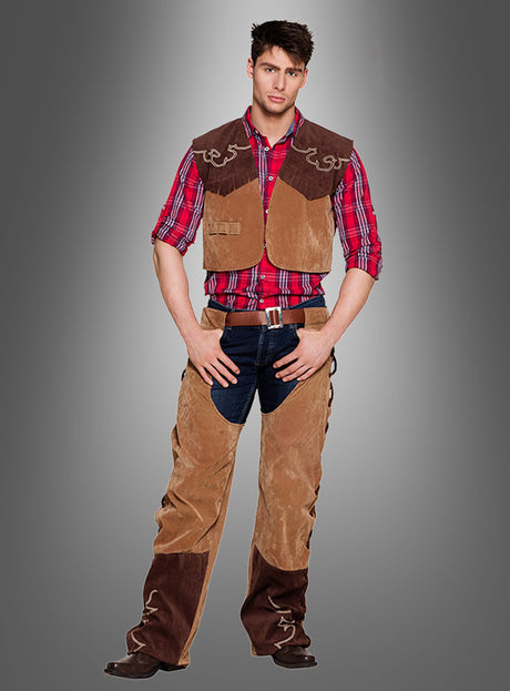 Ein Mann, der das „Cowboy-Kostüm für Herren“ trug – bestehend aus einem klassischen Western-Outfit mit einer Cowboy-Weste über einem roten Karohemd, blauen Jeans, braunen Chaps und Stiefeln –, posierte vor einem grauen Hintergrund mit Farbverlauf.