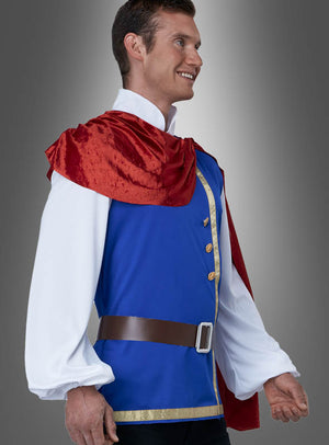 Ein Mann im „Klassischen Märchenprinz-Herrenkostüm“ – bestehend aus einer blauen Tunika mit goldenen Verzierungen, einem weißen Hemd, einem braunen Gürtel und einem roten Umhang – steht lächelnd vor einem grauen Hintergrund mit Farbverlauf; ideal für jede Märchen-Mottoparty oder als bezauberndes Märchenprinz-Karnevalskostüm.