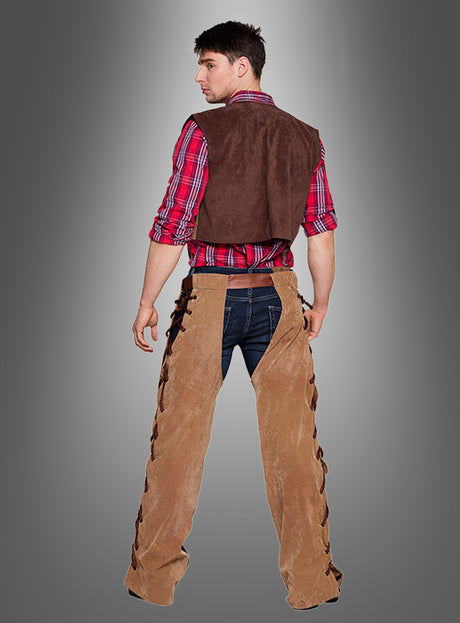 Ein Mann im Cowboy-Kostüm für Herren – ein rotes Karohemd, eine braune Cowboyweste, Jeans und hellbraune Lederchaps – steht mit dem Rücken zur Kamera vor einem grauen Hintergrund mit Farbverlauf und verkörpert damit den rauen Charme des klassischen Western-Looks.