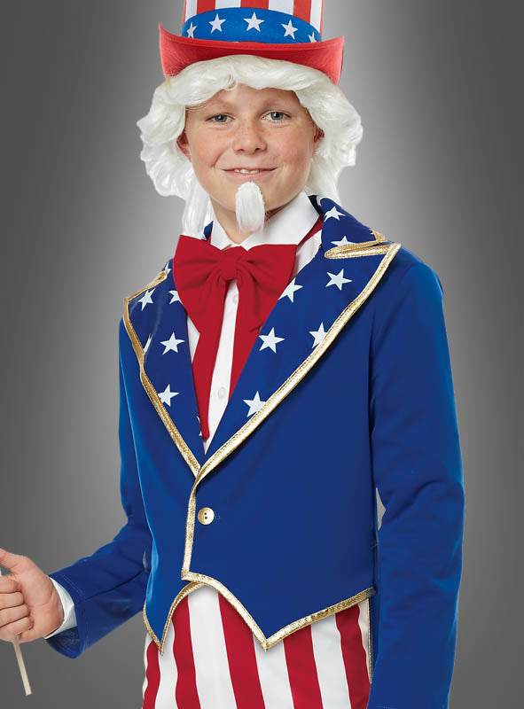 Ein Kind trägt das „Uncle Sam USA“-Kostüm für Kinder, bestehend aus einer blauen Jacke, einer rot-weiß gestreiften Hose, einer roten Fliege und einem mit Sternen übersäten Zylinder – perfekt für jede Karnevalsfeier oder jede Feier mit USA-Kostümen.
