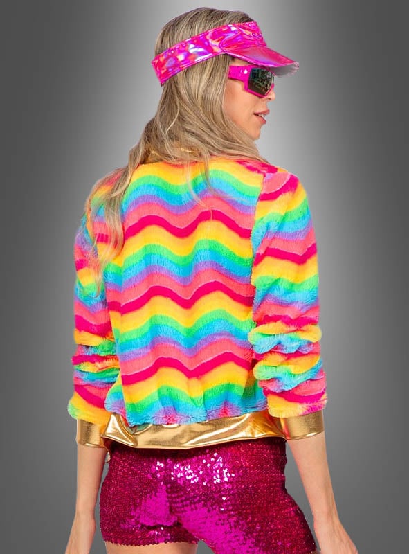 Eine Person, von hinten gesehen, die eine farbenfrohe kurze Plüschjacke in Regenbogenfarben mit auffälligem Zickzackmuster, rosa Pailletten-Shorts, eine glänzende rosa Schirmmütze und eine Sonnenbrille trägt und vor einem grauen Hintergrund steht – ein echtes Paradebeispiel für den Rainbow-Style.