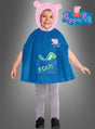 Ein Kind im „George Peppa Wutz“-Kostüm für Jungen, bestehend aus einem blauen Umhang mit einer rosa Kapuze in Form von Schweineohren, einer grauen Hose und schwarzen Schuhen, steht lächelnd da; das „Peppa Pig“-Logo ist in der rechten oberen Ecke zu sehen.