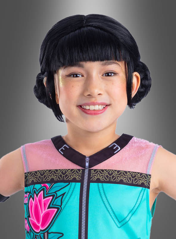 Ein lächelndes Kind mit schwarzen Zöpfen, das die KPop Kinder-Perücke „Zoey Original“ trägt, posiert vor einem grauen Hintergrund mit Farbverlauf in einem bunten, ärmellosen Oberteil mit einem rosa Lotusblumenmuster.
